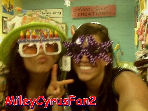 QQWVGPMVZPAIYMLGMUG - Miley Cyrus and her friend