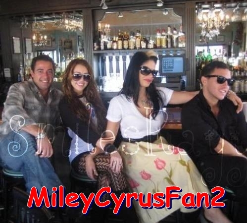 QYIYVOKGTVYWZXSUQSI - Miley Cyrus and her friend
