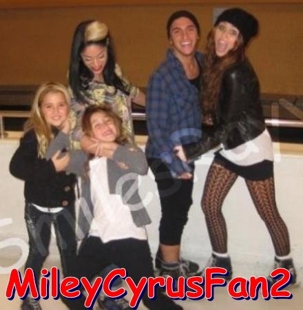 RVDQCMLRPHANPROFYTP - Miley Cyrus and her friend