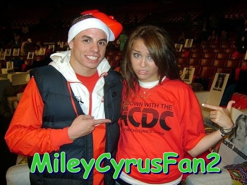 SHTPORJGFUCBFQMKIVS - Miley Cyrus and her friend