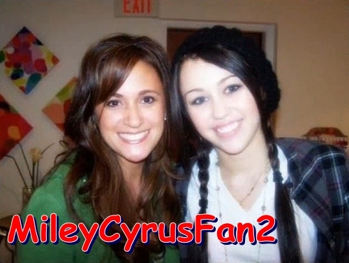 SSTAZBSTIYEKRJJUGQH - Miley Cyrus and her friend