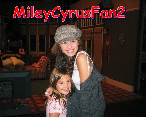 TDYUTUARWMCAZINNBNR - Miley Cyrus and her friend