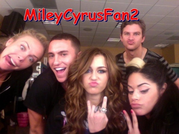 ULYGGYJDZJKUROOONQB - Miley Cyrus and her friend