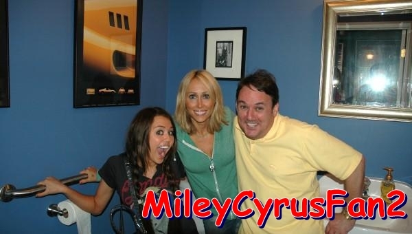 UNBIMPTABKGYFMTPUHP - Miley Cyrus and her friend