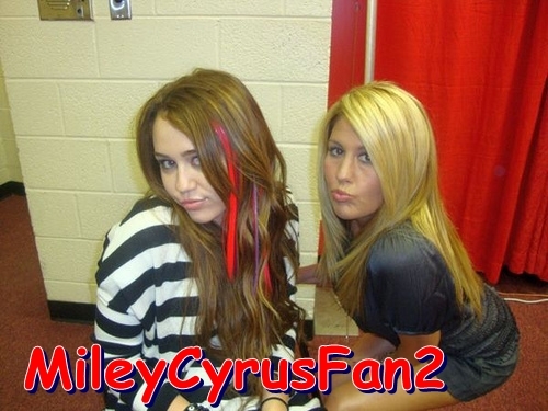 UWFLZLKHEOMBNORZLBC - Miley Cyrus and her friend