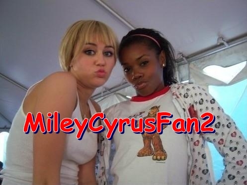 VZIHNDFRFBVCFDWFOAS - Miley Cyrus and her friend