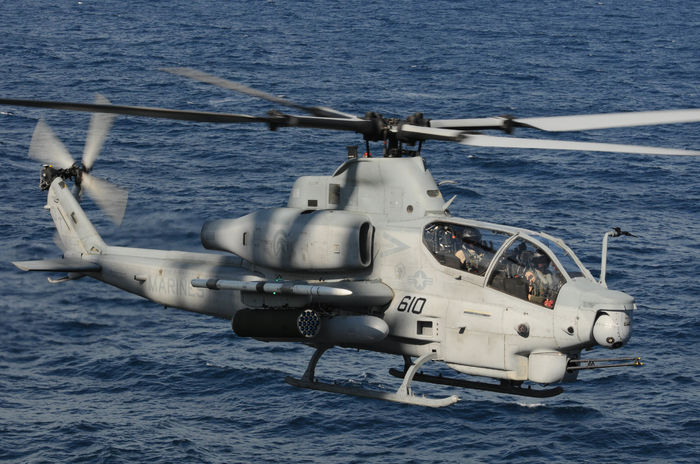 ah-1z viper - attack helicopter - AH - 1W COBRA