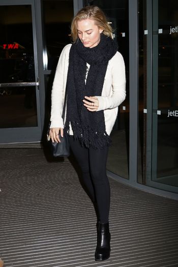 margot-robbie-airport-style-jfk-airport-in-new-york-city-2-21-2016-1