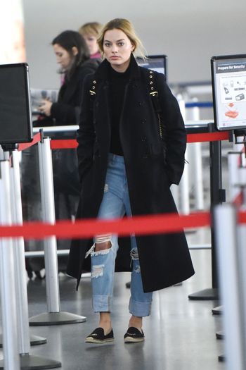 margot-robbie-at-jfk-airport-in-new-york-01-14-2016_5