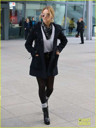 margot-robbie-flies-to-london-05