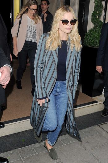 margot-robbie-leaves-her-hotel-in-london-08-04-2016-1