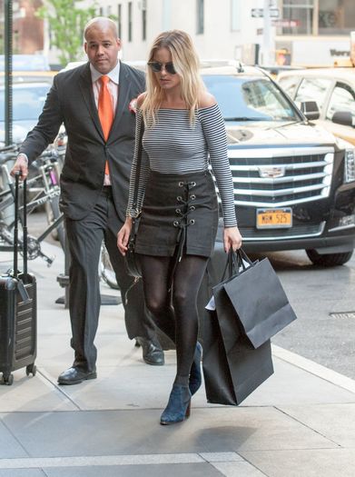 margot-robbie-outfit-ideas-shopping-in-new-york-city-5-1-2016-3
