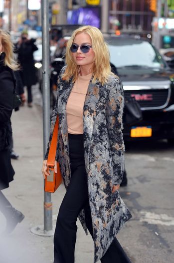 Margot-Robbie-Out-in-NYC--03-662x994