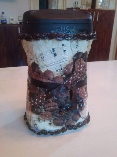 011; dintr-un borcan....
