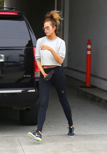 chrissy-teigen-baby-bump-crop-top-102615-02-392x560