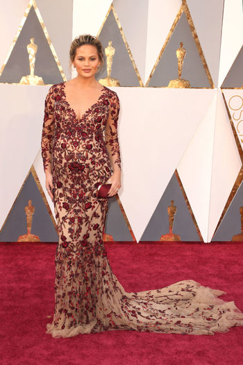 gallery-1456721518-hbz-oscars-2016-chrissy-teigen-embed - chrissy teigen n