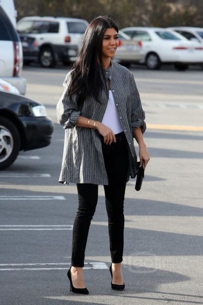 Kourtney-Kardashian-Woodland-Hills-2016-01-22_LzU3ZUpEN1FLQVhZaWFWX2g2ZGxST19mQUhORT0vMHg4OjEyNjl4MT