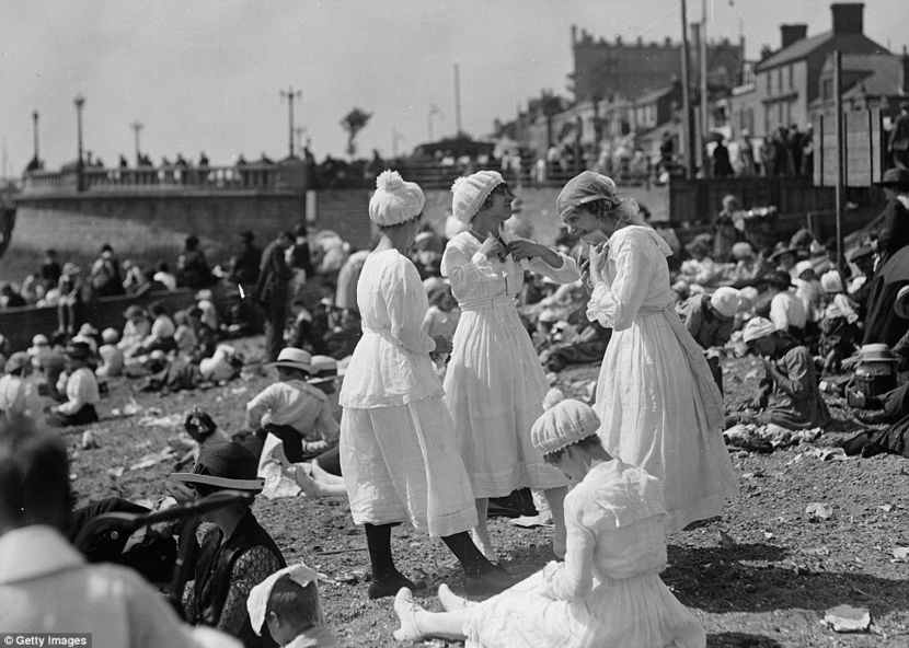 10 - PT FETE-ALEGETI TREI POZE LIBERE CU COSTUMUL DE BAIE PREFERAT DIN ANII 1700-1959