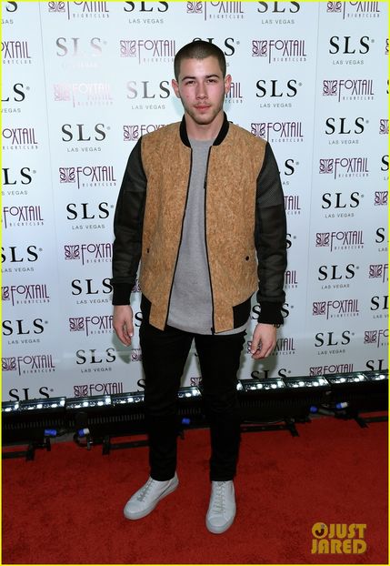 nick-jonas-says-2016-has-a-lot-to-live-up-to-02 - nick jonas