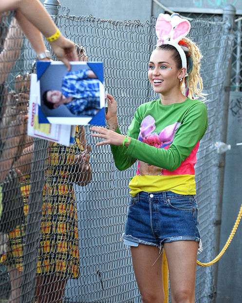 miley_cyrus_arrives_at_jimmy_kimmel_live_21 - 0-- We_Can_Not_Stop_Here_xSTM
