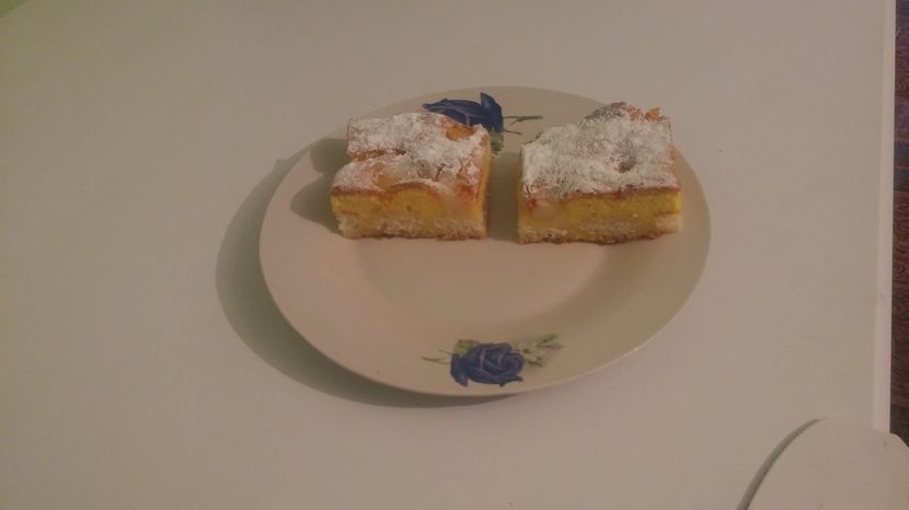 Prăjitură cu blat de vanilie, pișcoturi și piersici - Retete 1