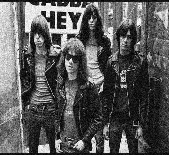 ∟heavy got  ̷R̷a̷m̷o̷n̷e̷s̷ - tu aveai nervi dar si buze fierbinti