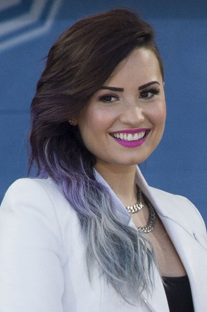 demi-lovato-hair-brown-blue - Demi Lovato