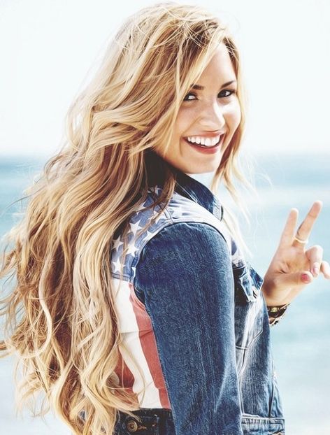 Demi-Lovato-Hairstyles-Blonde-Curls - Demi Lovato