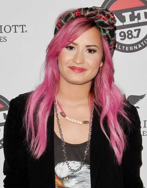 Demi-pink-grammys-2 - Demi Lovato
