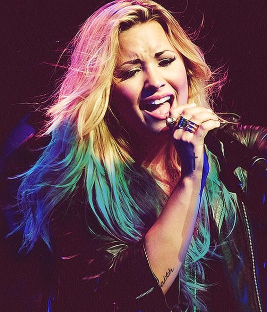 fe90e8a3f9f902eff71be2a3eefd17f4 - Demi Lovato