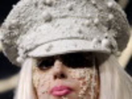 60405320 - Lady GaGa cu perle pe corp