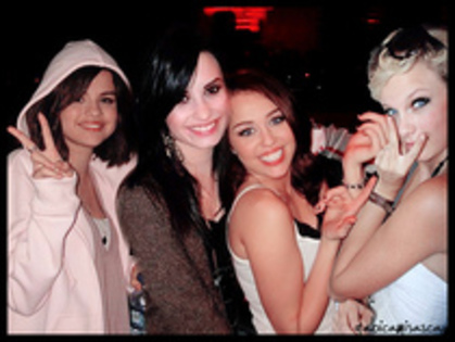 demzztayyselzzmileyy - demi selena miley si taylor