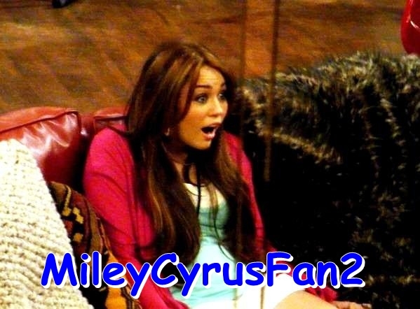 18876_286113909495_137666059495_3258808_6554445_n - Hannah Montana 4