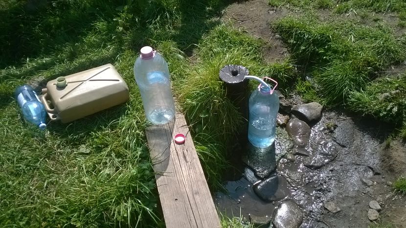 Izvor rece la 60 de metrii sub nivelul Vaii Toplitei