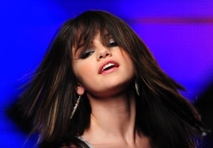 Falling-Down-Music-Video-Stills-selena-gomez-7733669-399-276 - vedete