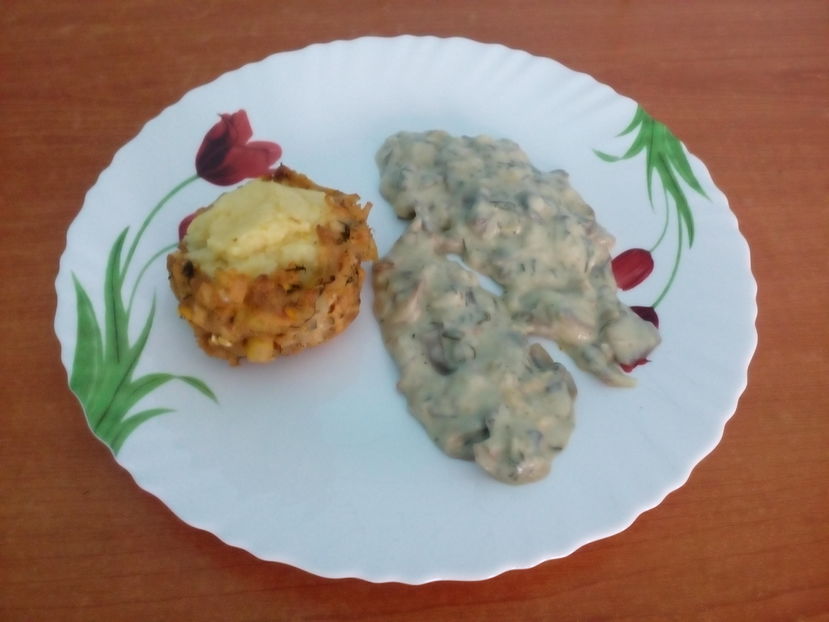 Chifteluță de găină cu umplutura de cartofi  pireu+telemea si sos de ciuperci - Culinar 3