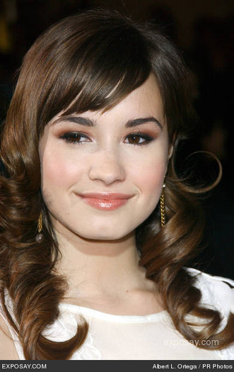 demi-lovato-twilight-los-angeles-premiere-dRuVHm - Demi Lovato