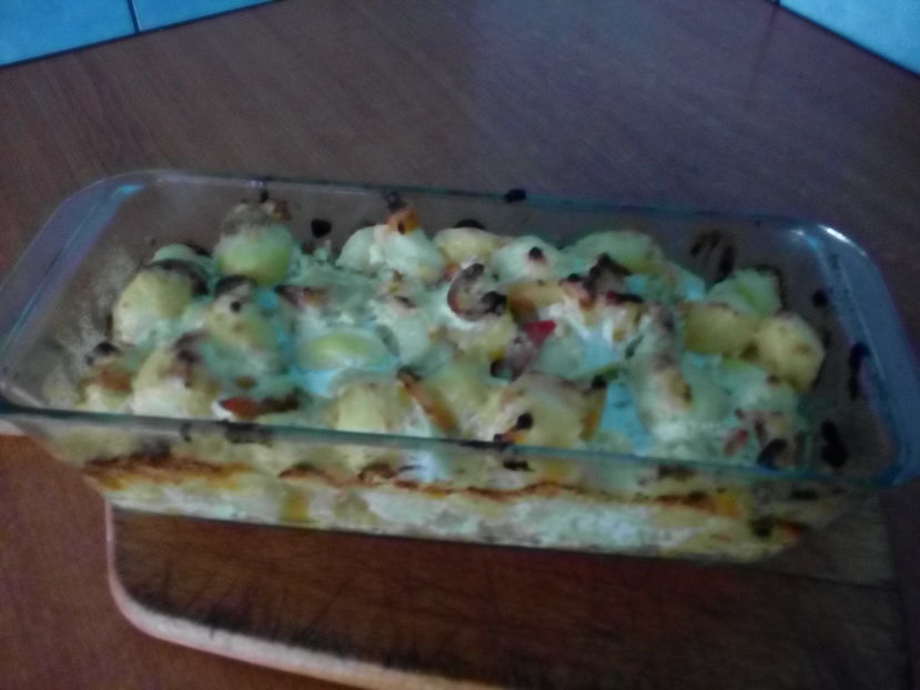 Cartofi copti cu ceapa, ardei gras, telemea si smantana - Culinar 3