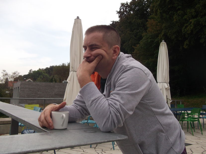 Paul savurand ceaiul primit cu generozitate de la bucatarie