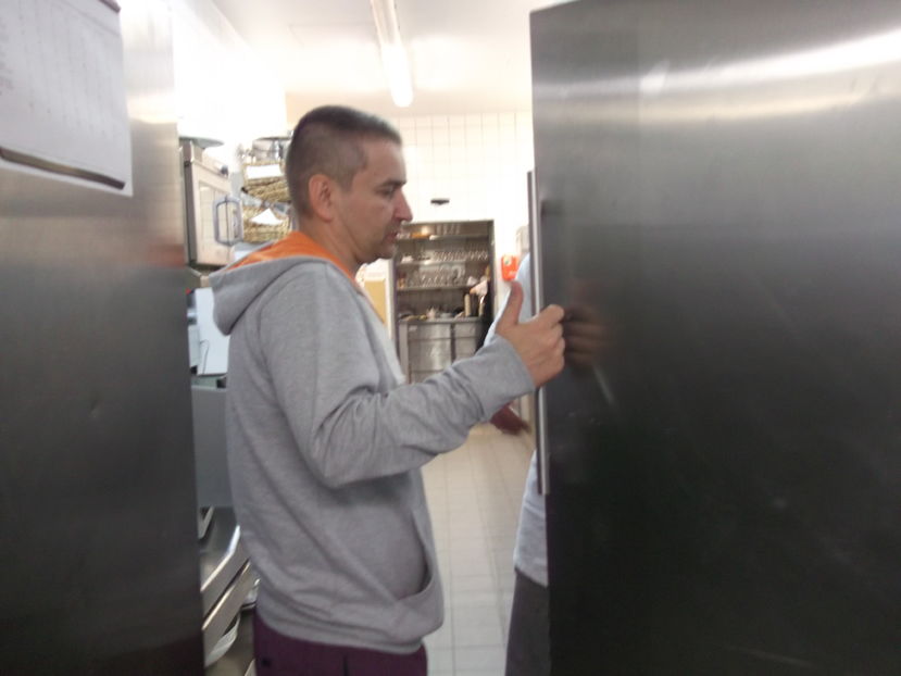 Paul explicand colegului inlocuitor despre unele chestiuni de serviciu...