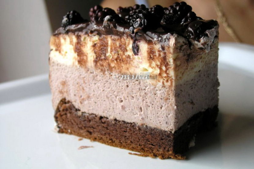 tort-cu-mousse-de-ciocolata-alba-si-mure-3 - Tort cu mousse de ciocolata alba si mure