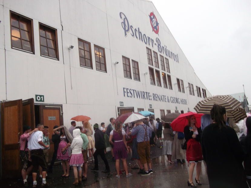 cort de baut bere....inauntru este un loc imens!