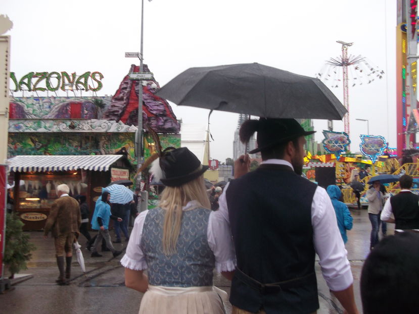 toti imbracati traditional in costume Bavareze