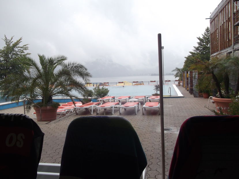 Paul inoata in piscina de afara...la 8 grade!