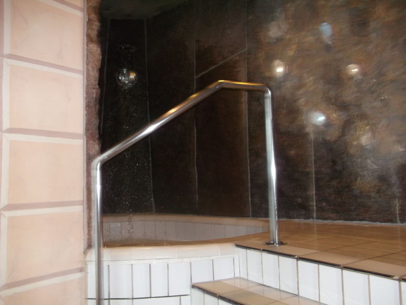 este o cascada cu apa pentru masajul spatelui - Aniversare