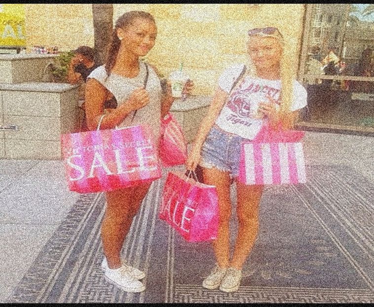 ∟DenisukDulcik got  ̷C̷a̷s̷s̷a̷n̷d̷r̷a̷ ̷L̷e̷a̷ and Aurora.