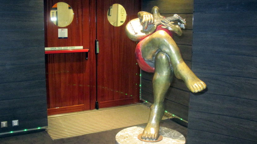 Pe vas, sculptura