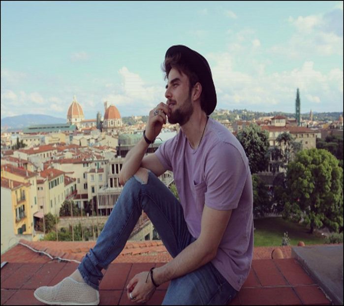 ☦ԼƠƔЄ̲м̲у̲ѕ̲є̲Ɩ̲f♮ #coboară alunecând pe balustradă și după se așează pe un fotoliu.