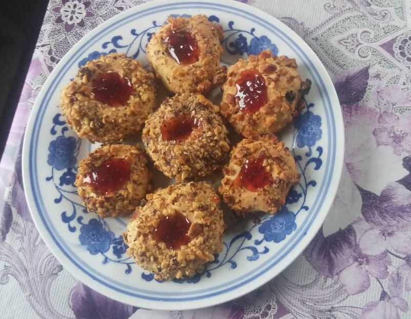Fursecuri cu nuca si dulceata de capsuni