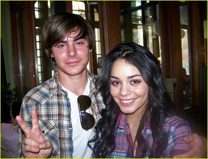 Zanessa-on-the-set-of-HSM3-zac-efron-and-vanessa-hudgens-1182902_1222_936 - vanessa si zac